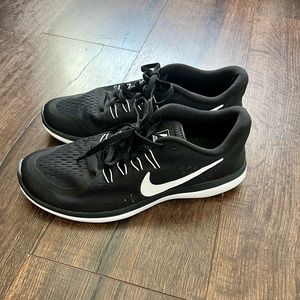 Black Nikes NWOT (women’s)